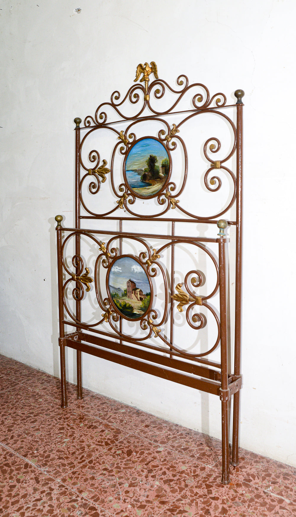 Letto in ferro battuto singolo con decori dorati e struttura verniciata marrone formelle scene campestri