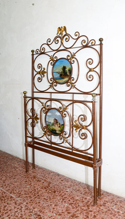 Letto in ferro battuto singolo con decori dorati e struttura verniciata marrone formelle scene campestri