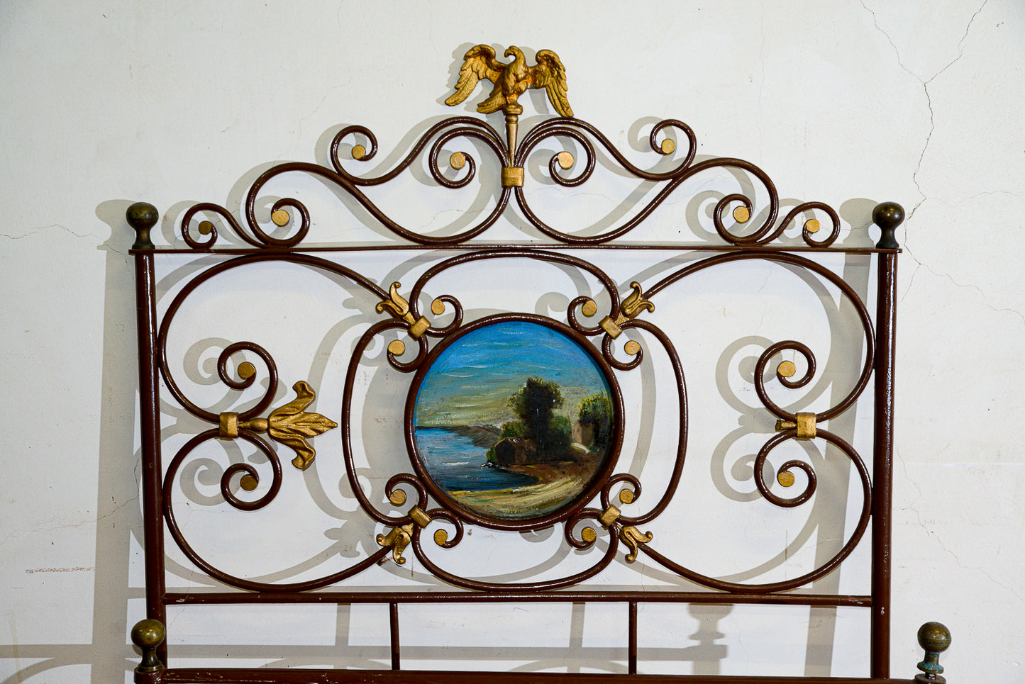 Letto in ferro battuto singolo con decori dorati e struttura verniciata marrone formelle scene campestri