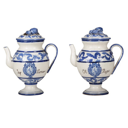 COPPIA DI BROCCHE CON COPERCHIO IN CERAMICA BIANCA E BLU ITALIA 1960