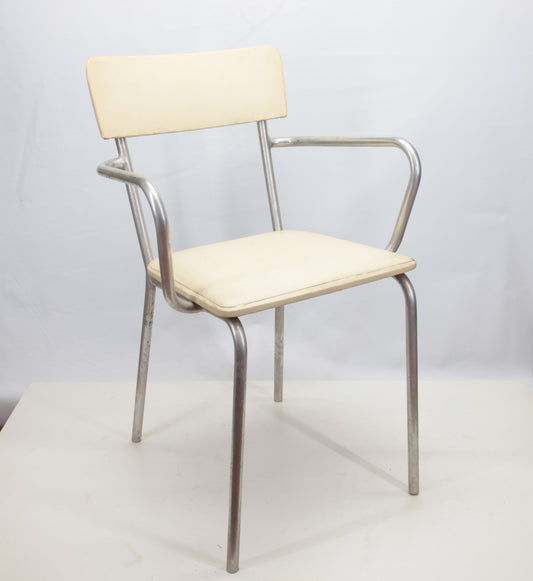 Sedia con braccioli di un vecchio studio medico in alluminio Italia anni 1940