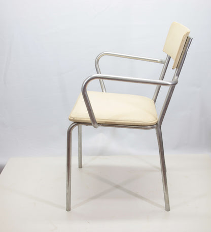 Sedia con braccioli di un vecchio studio medico in alluminio Italia anni 1940