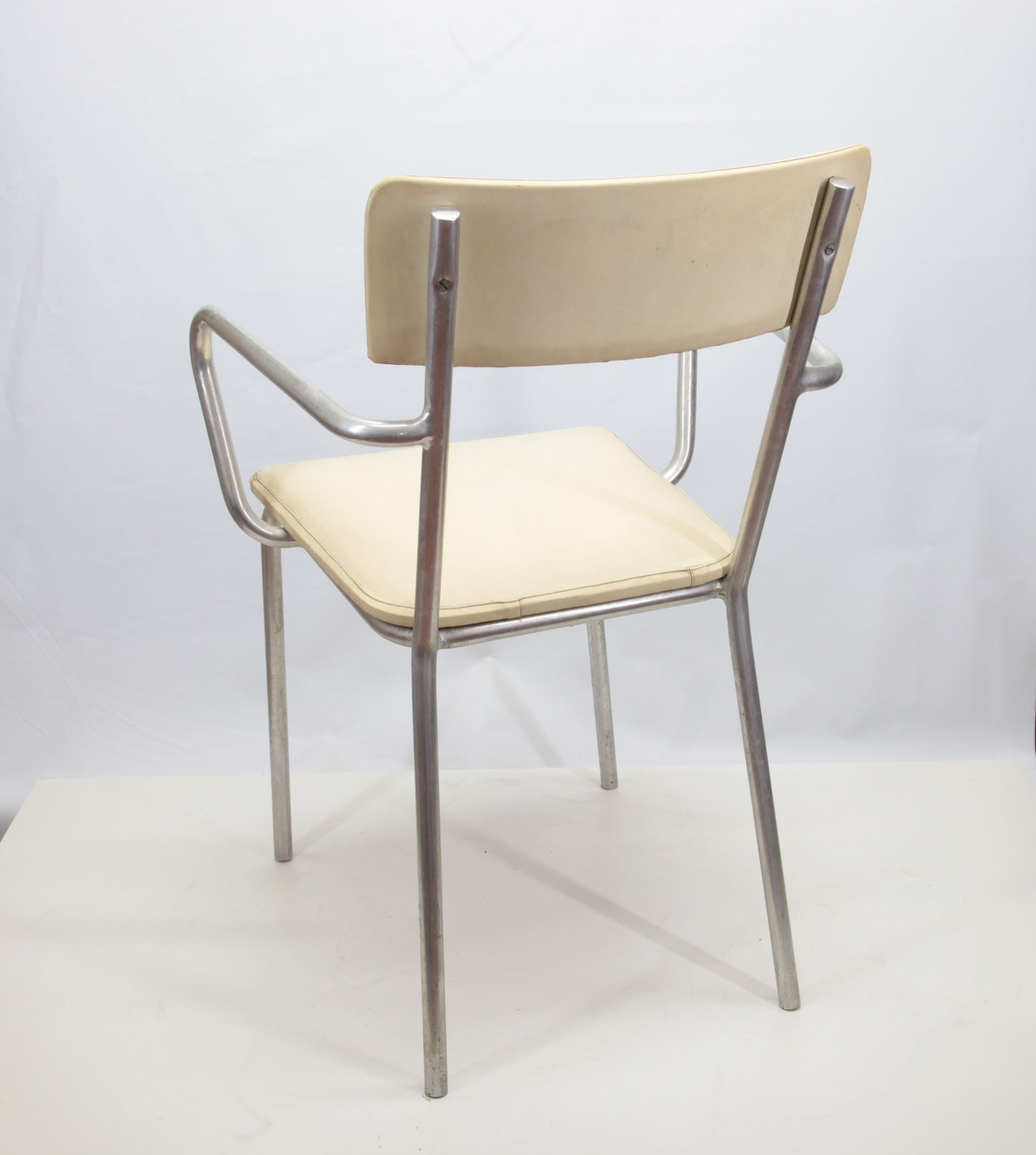 Sedia con braccioli di un vecchio studio medico in alluminio Italia anni 1940