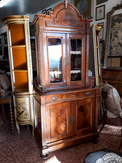 Credenza a due corpi impellicciata in noce epoca 800