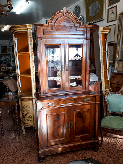 Credenza a due corpi impellicciata in noce epoca 800