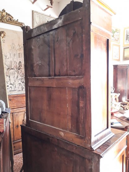 Credenza a due corpi impellicciata in noce epoca 800