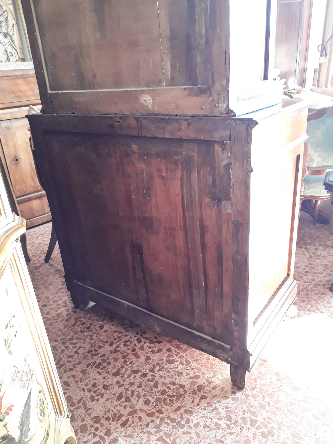Credenza a due corpi impellicciata in noce epoca 800