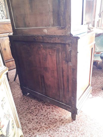 Credenza a due corpi impellicciata in noce epoca 800