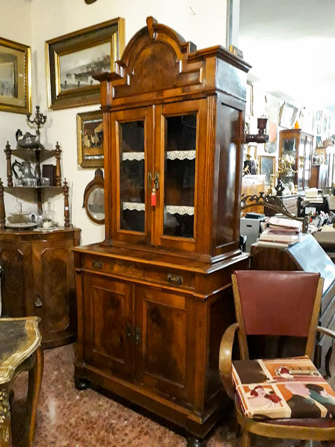 Credenza a due corpi impellicciata in noce epoca 800