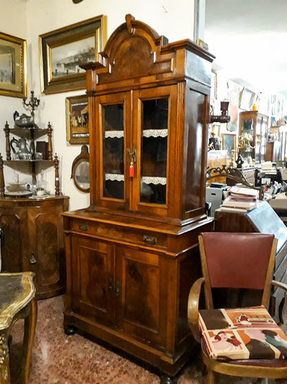 Credenza a due corpi impellicciata in noce epoca 800
