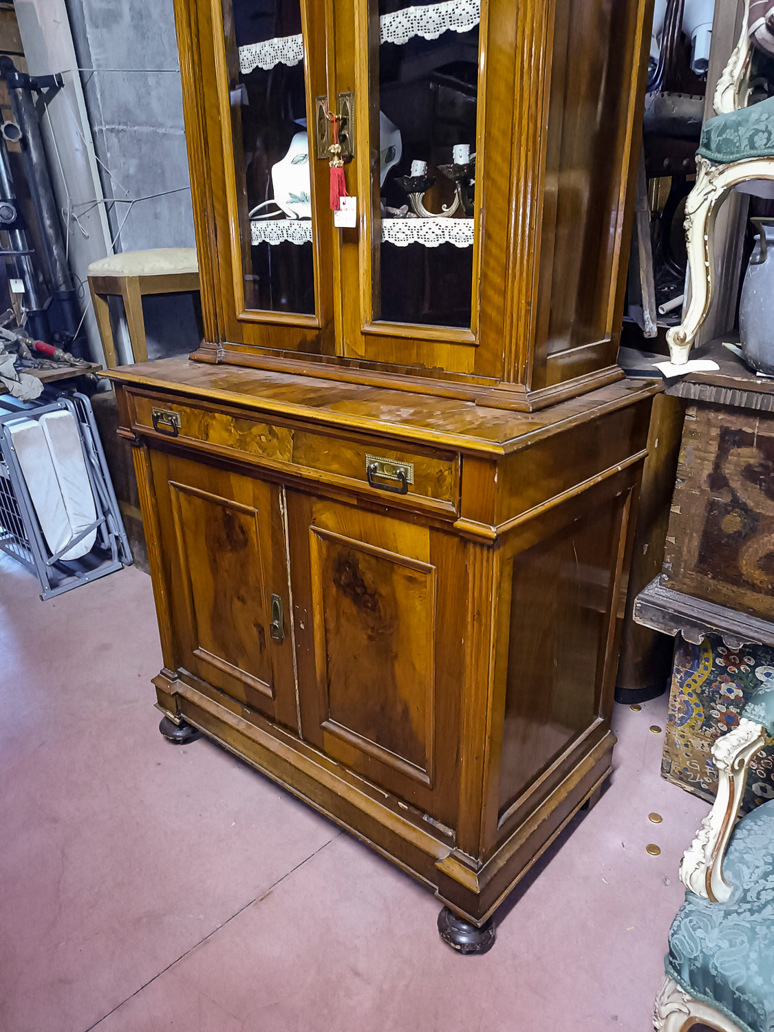 Credenza a due corpi impellicciata in noce epoca 800