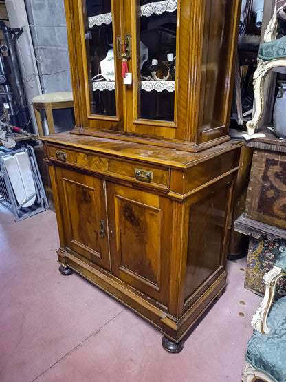 Credenza a due corpi impellicciata in noce epoca 800