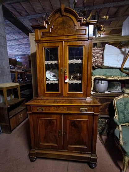Credenza a due corpi impellicciata in noce epoca 800