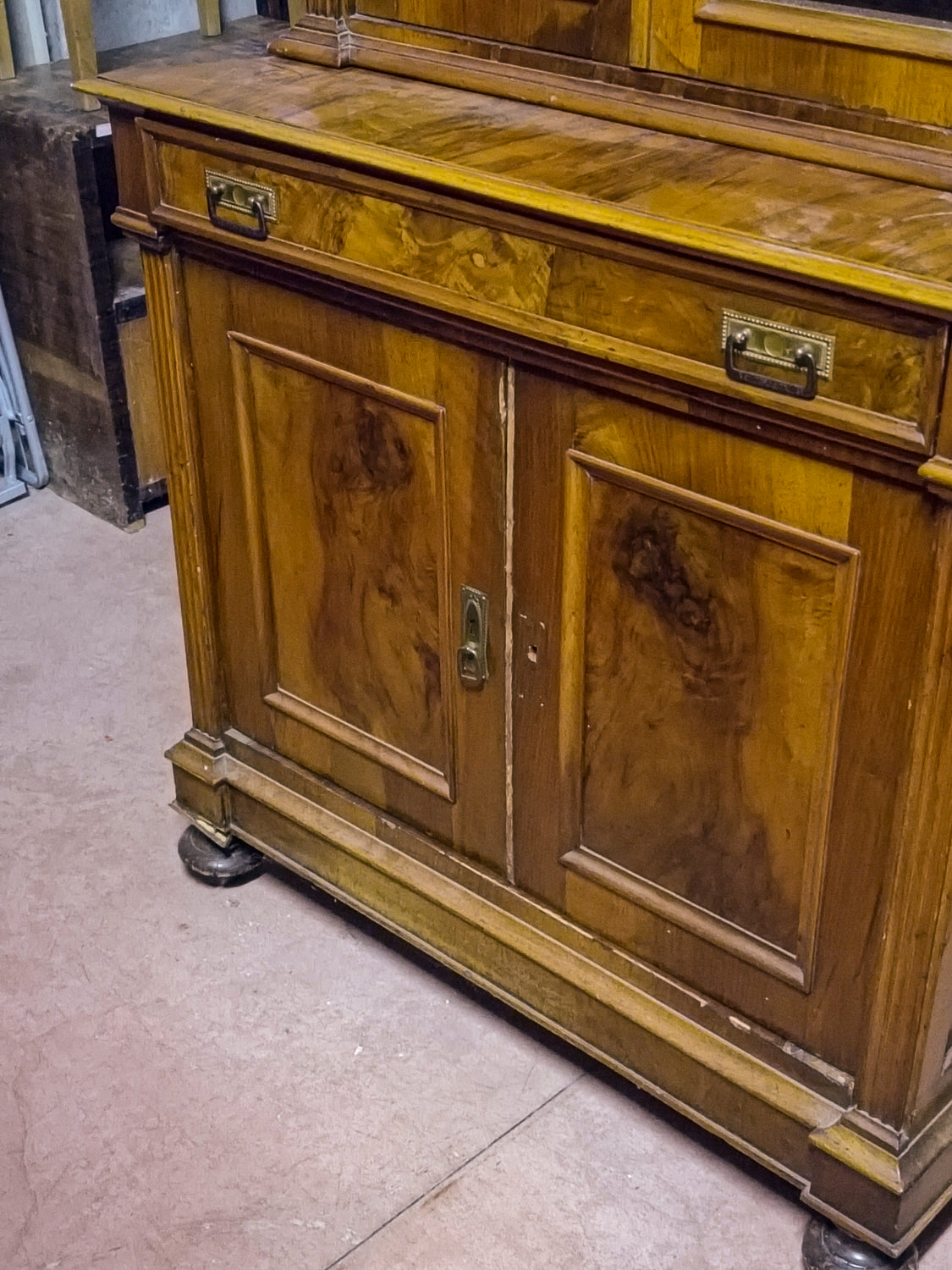 Credenza a due corpi impellicciata in noce epoca 800