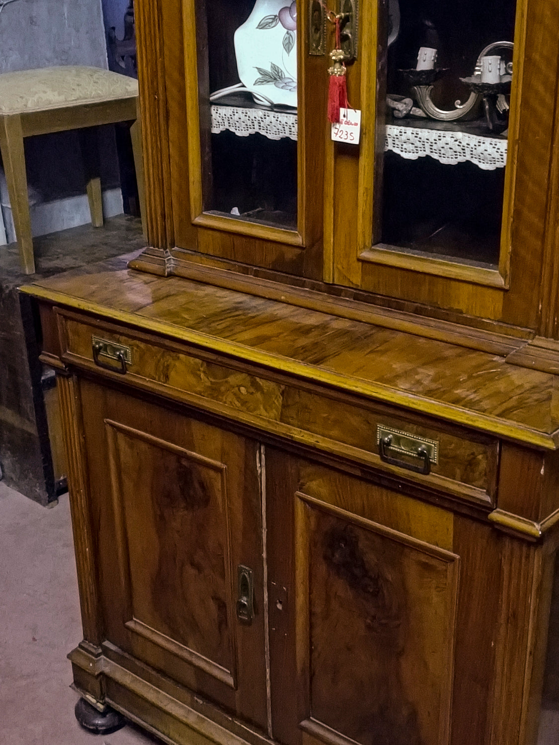 Credenza a due corpi impellicciata in noce epoca 800