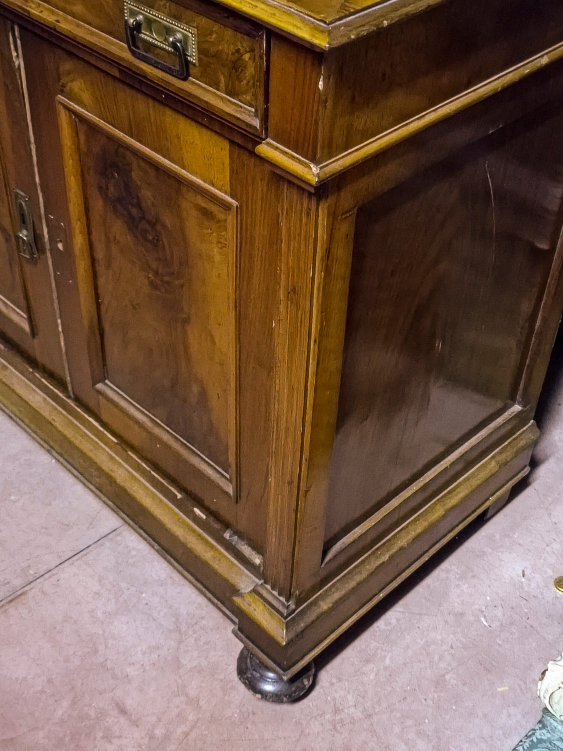 Credenza a due corpi impellicciata in noce epoca 800