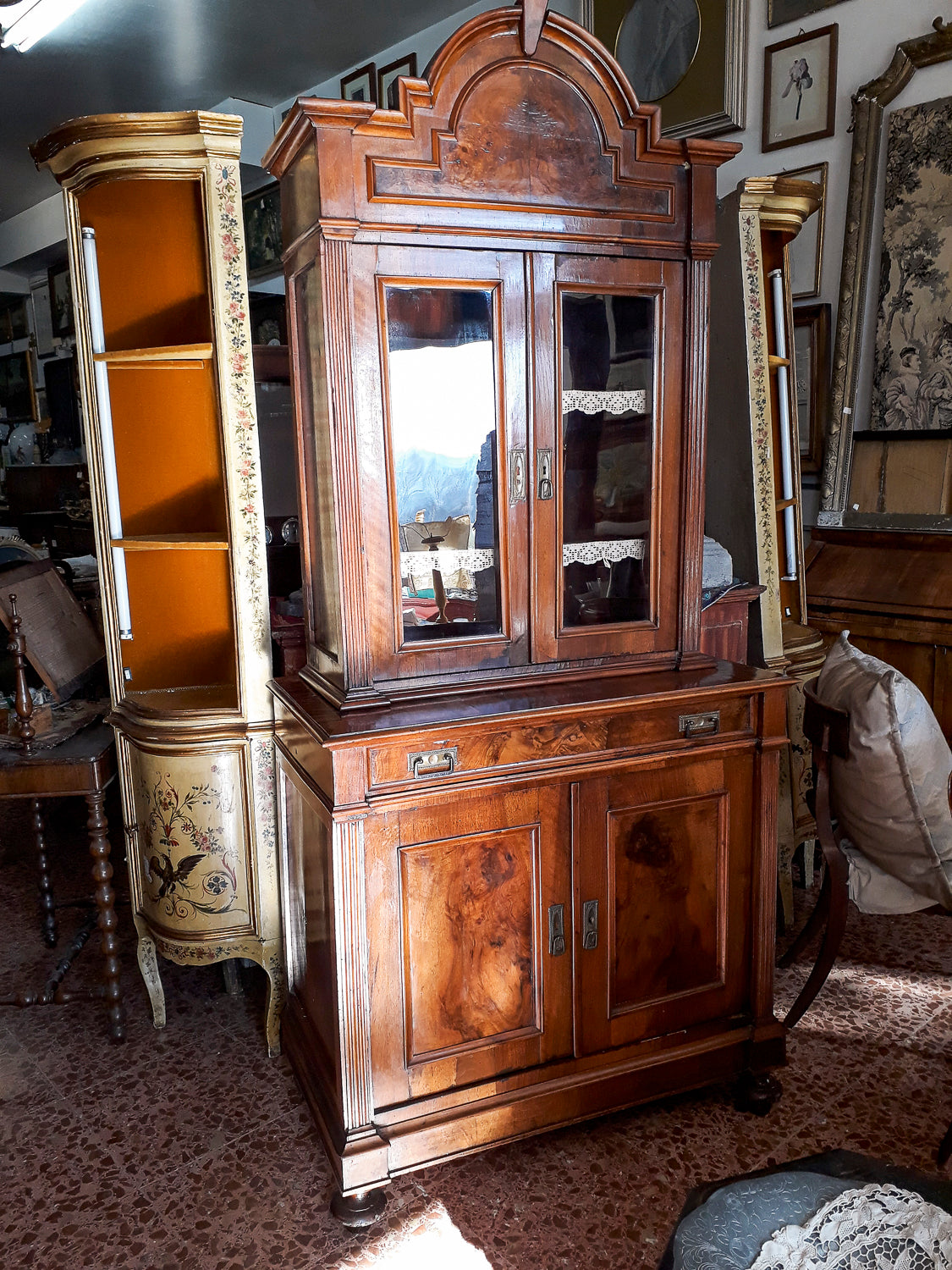 Credenza a due corpi impellicciata in noce epoca 800