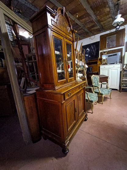 Credenza a due corpi impellicciata in noce epoca 800