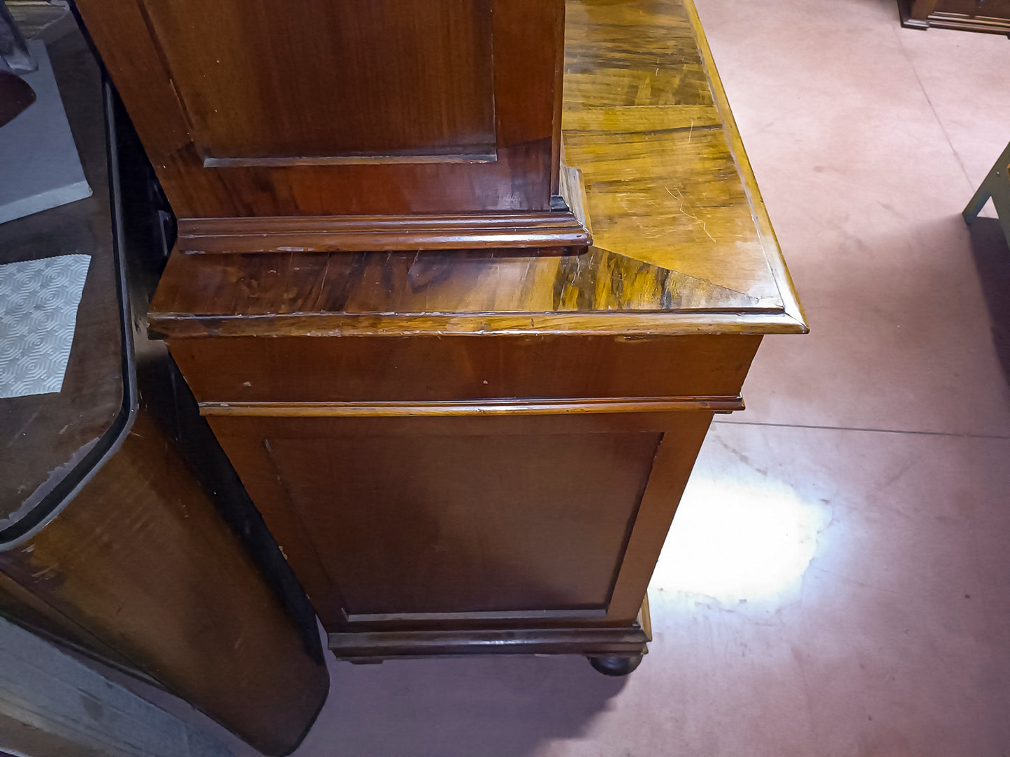 Credenza a due corpi impellicciata in noce epoca 800