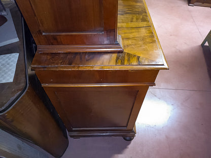 Credenza a due corpi impellicciata in noce epoca 800