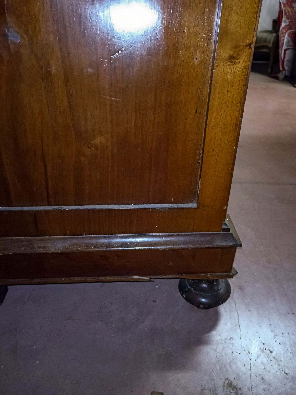 Credenza a due corpi impellicciata in noce epoca 800
