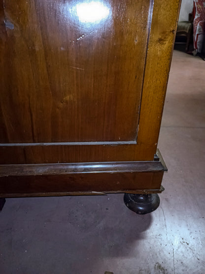 Credenza a due corpi impellicciata in noce epoca 800