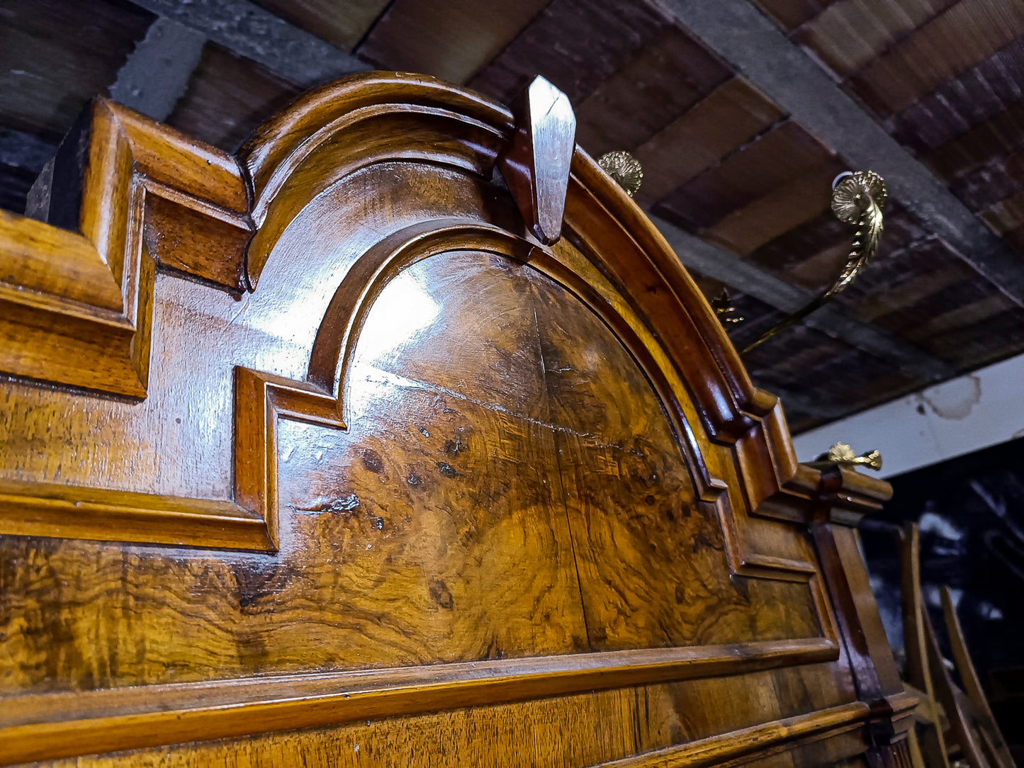Credenza a due corpi impellicciata in noce epoca 800