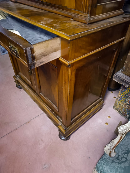 Credenza a due corpi impellicciata in noce epoca 800