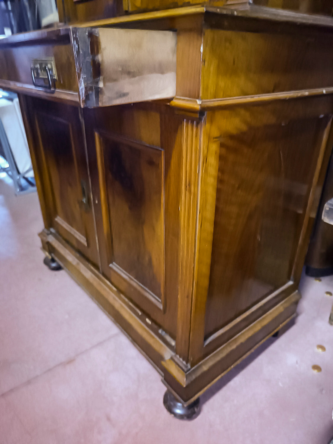 Credenza a due corpi impellicciata in noce epoca 800
