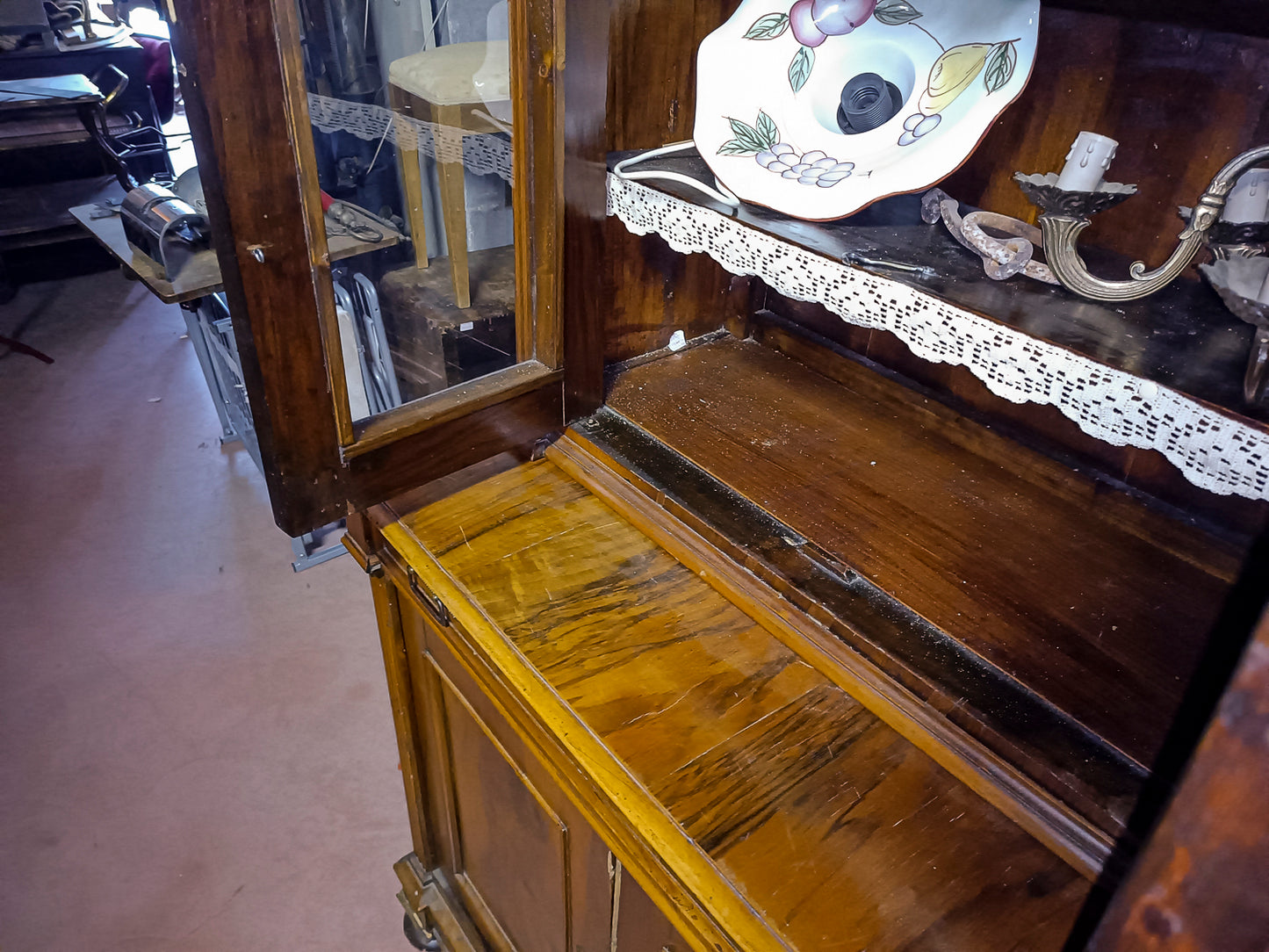 Credenza a due corpi impellicciata in noce epoca 800