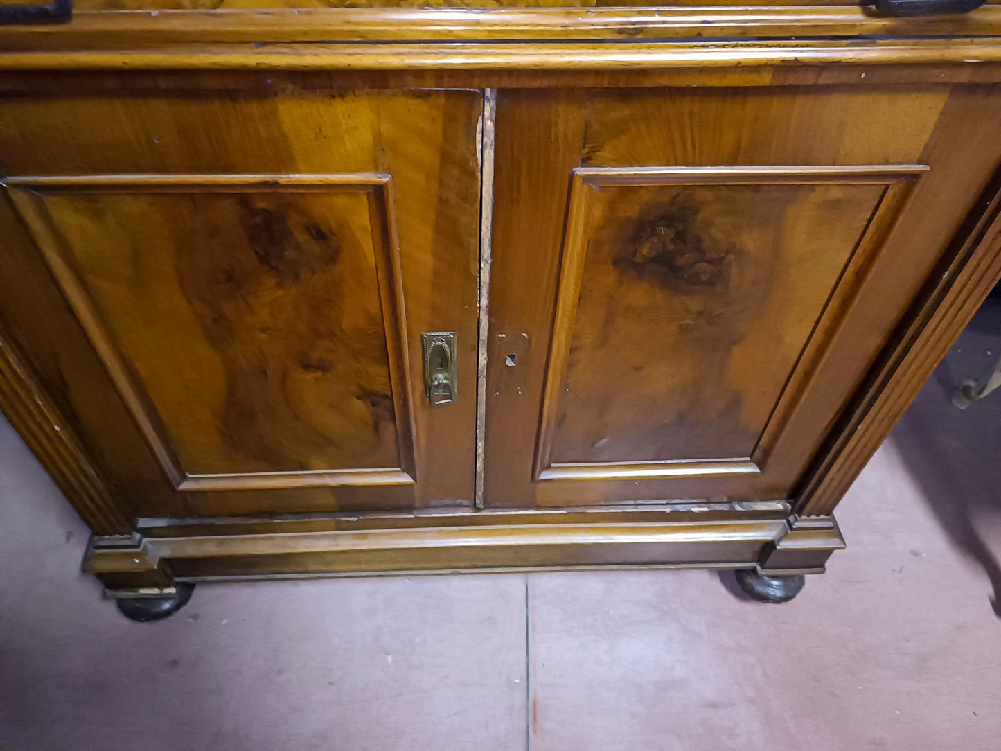Credenza a due corpi impellicciata in noce epoca 800