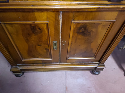 Credenza a due corpi impellicciata in noce epoca 800