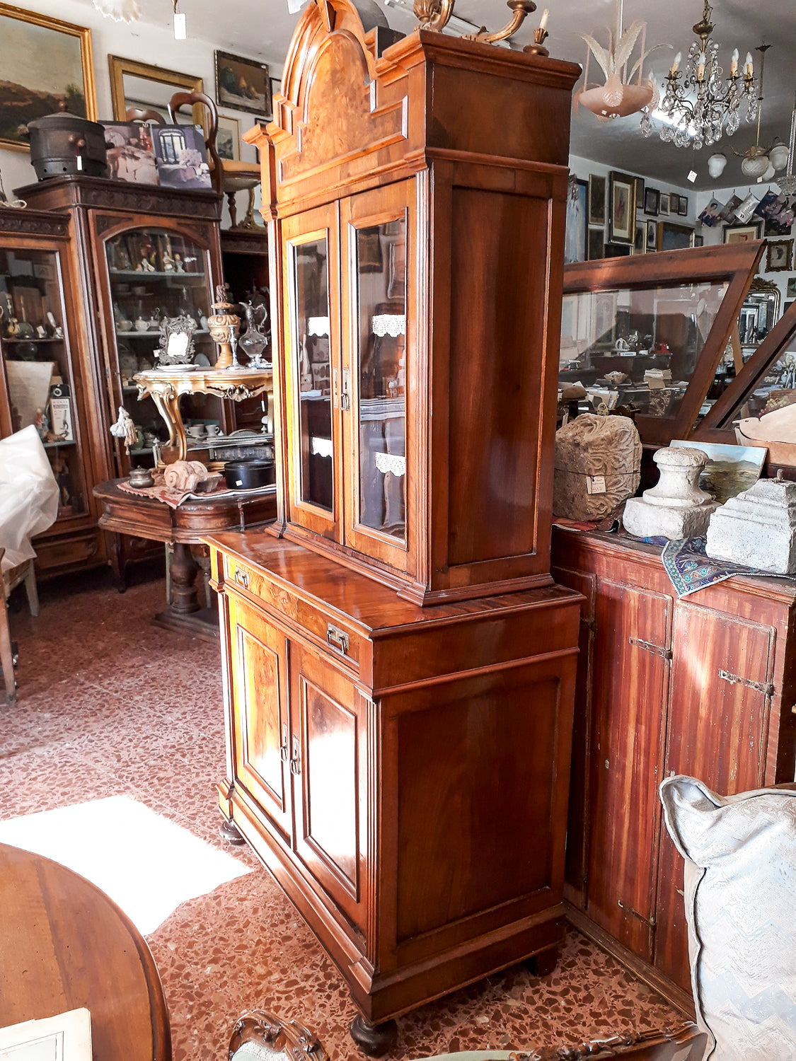 Credenza a due corpi impellicciata in noce epoca 800