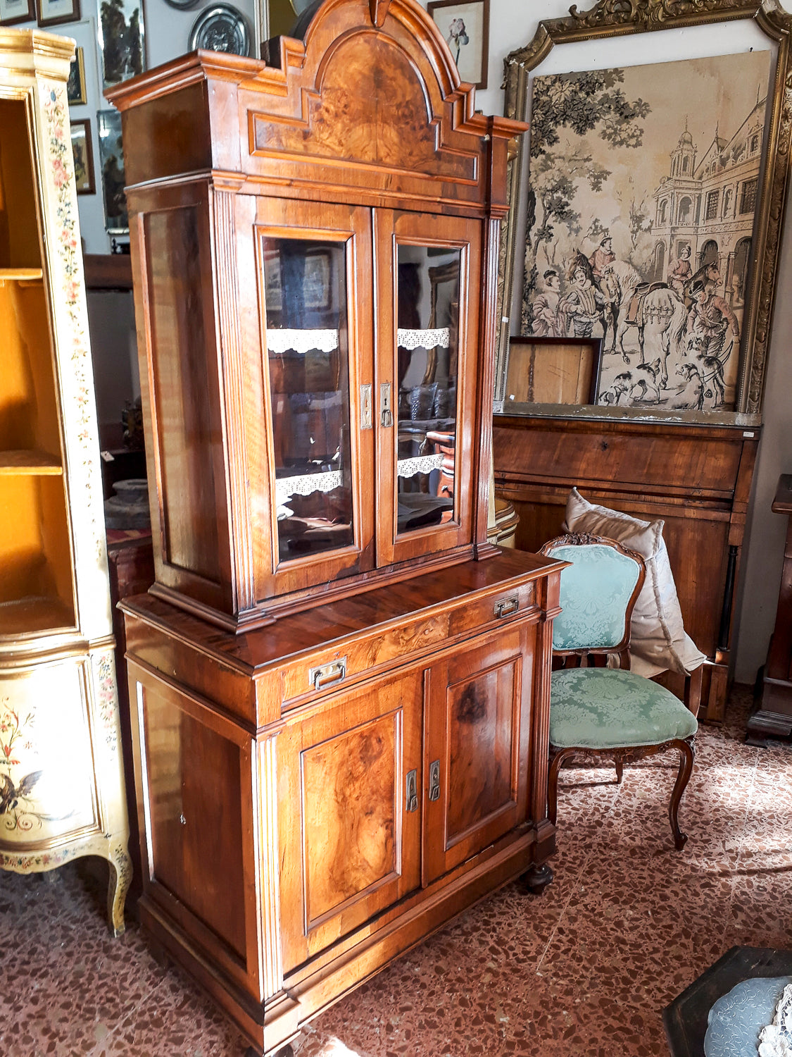 Credenza a due corpi impellicciata in noce epoca 800