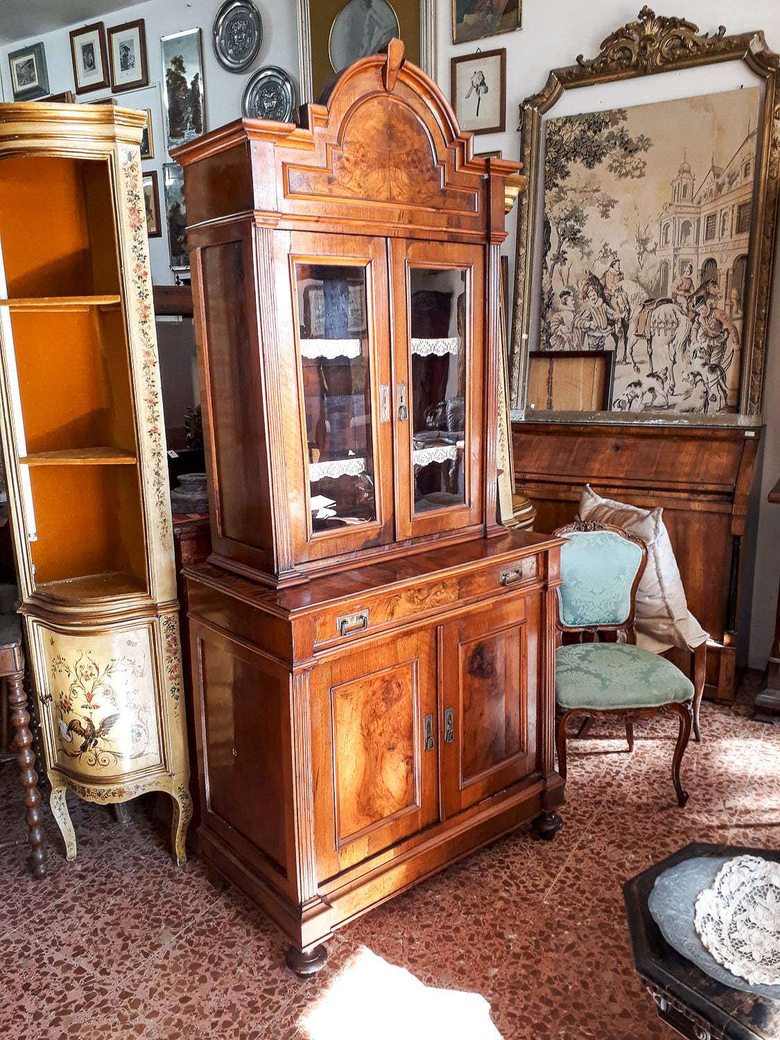 Credenza a due corpi impellicciata in noce epoca 800