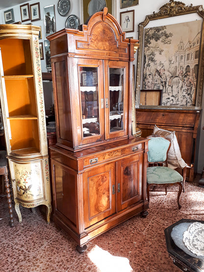 Credenza a due corpi impellicciata in noce epoca 800