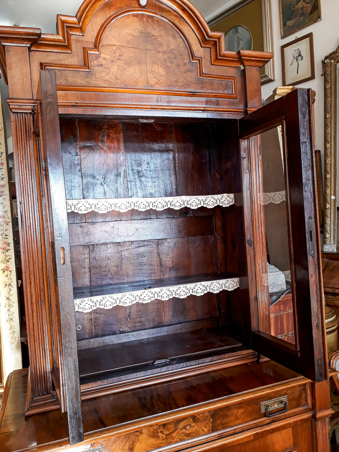 Credenza a due corpi impellicciata in noce epoca 800