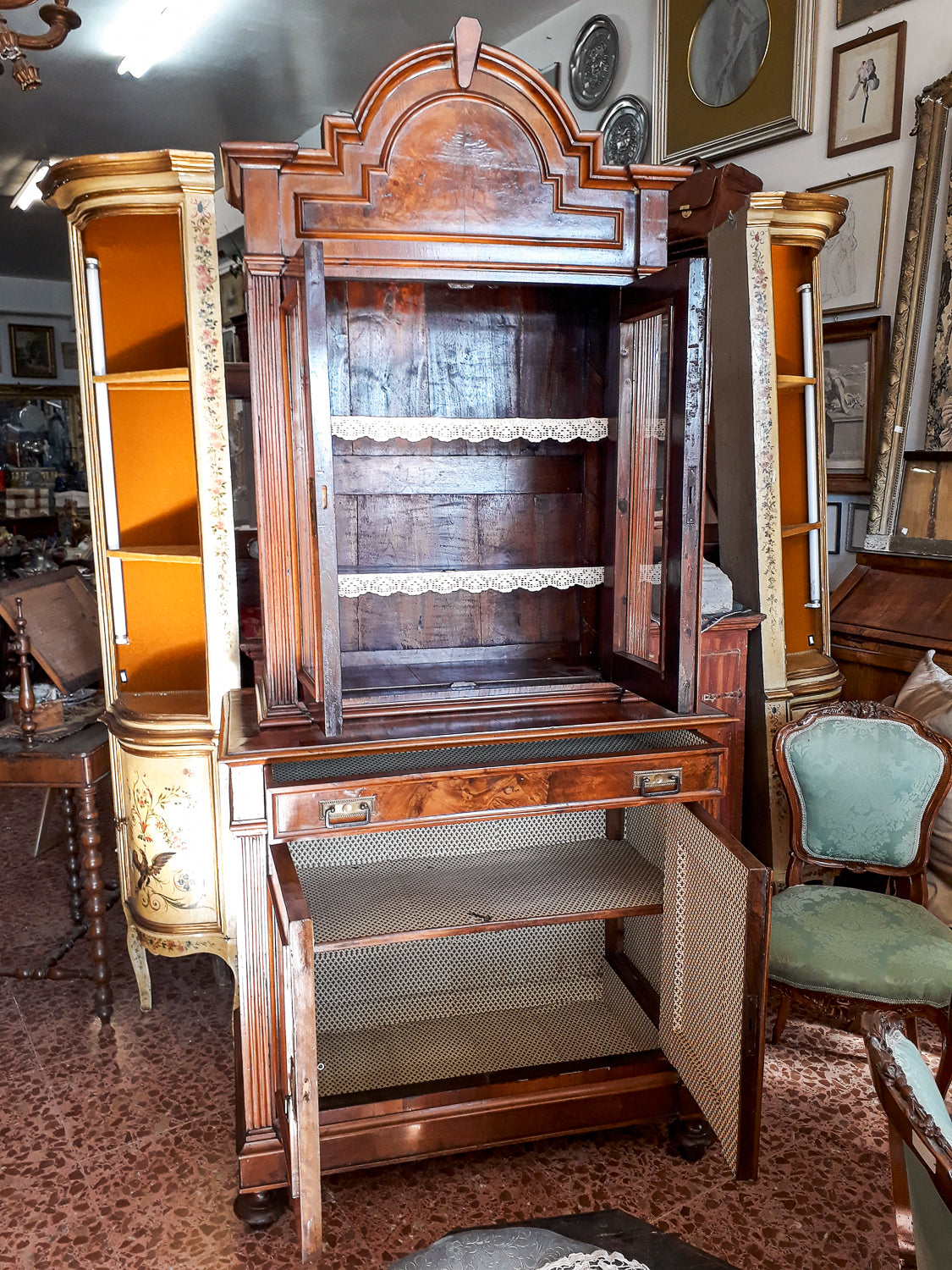 Credenza a due corpi impellicciata in noce epoca 800