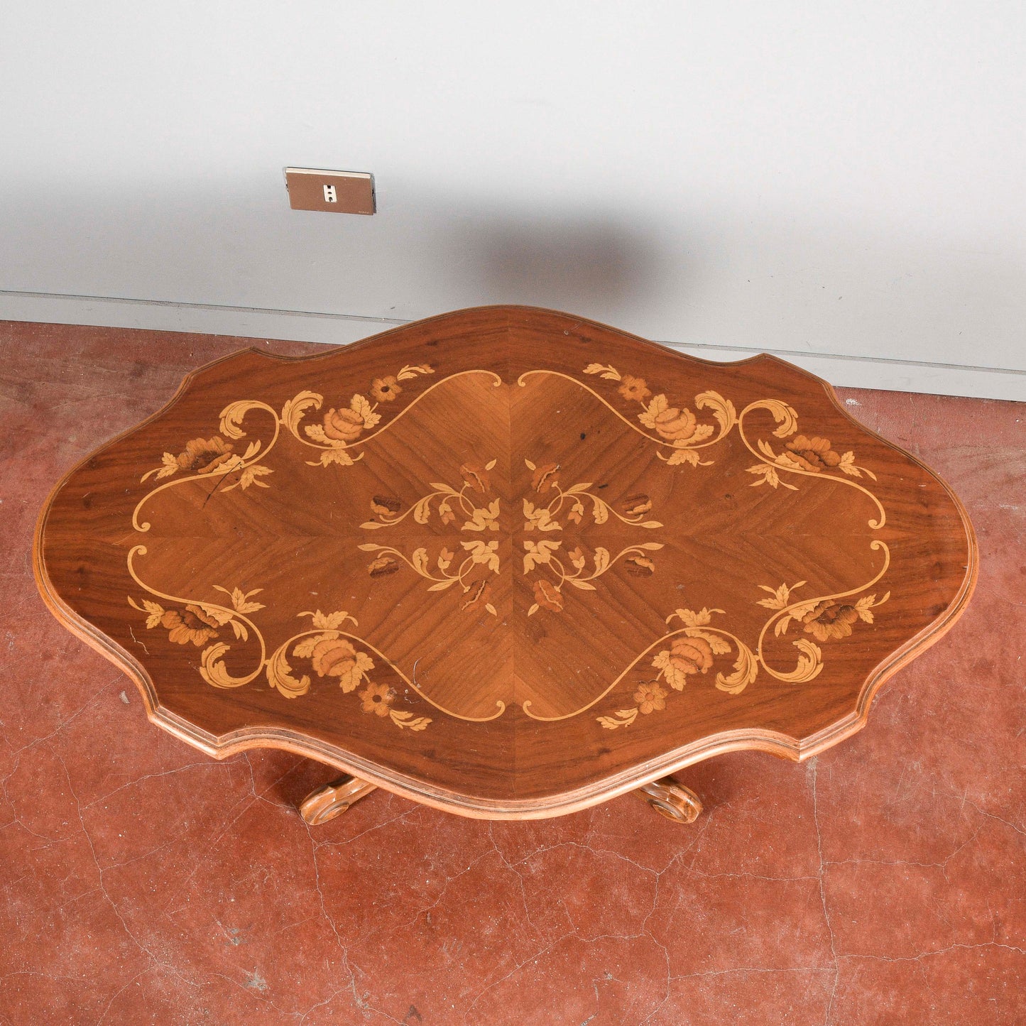 Tavolo a biscotto basso da salotto intarsiato vintage