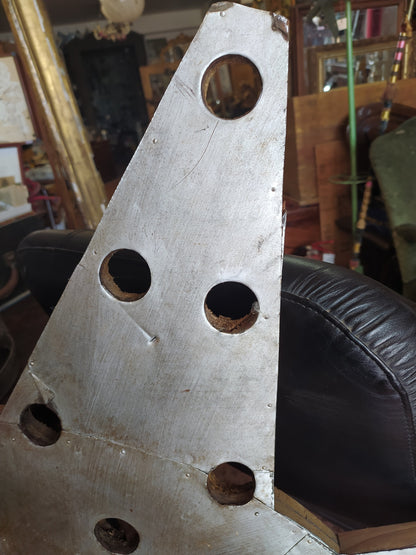 Stella luminosa con otto punte, legno rivestito in lamiera color argento. Italia 1940