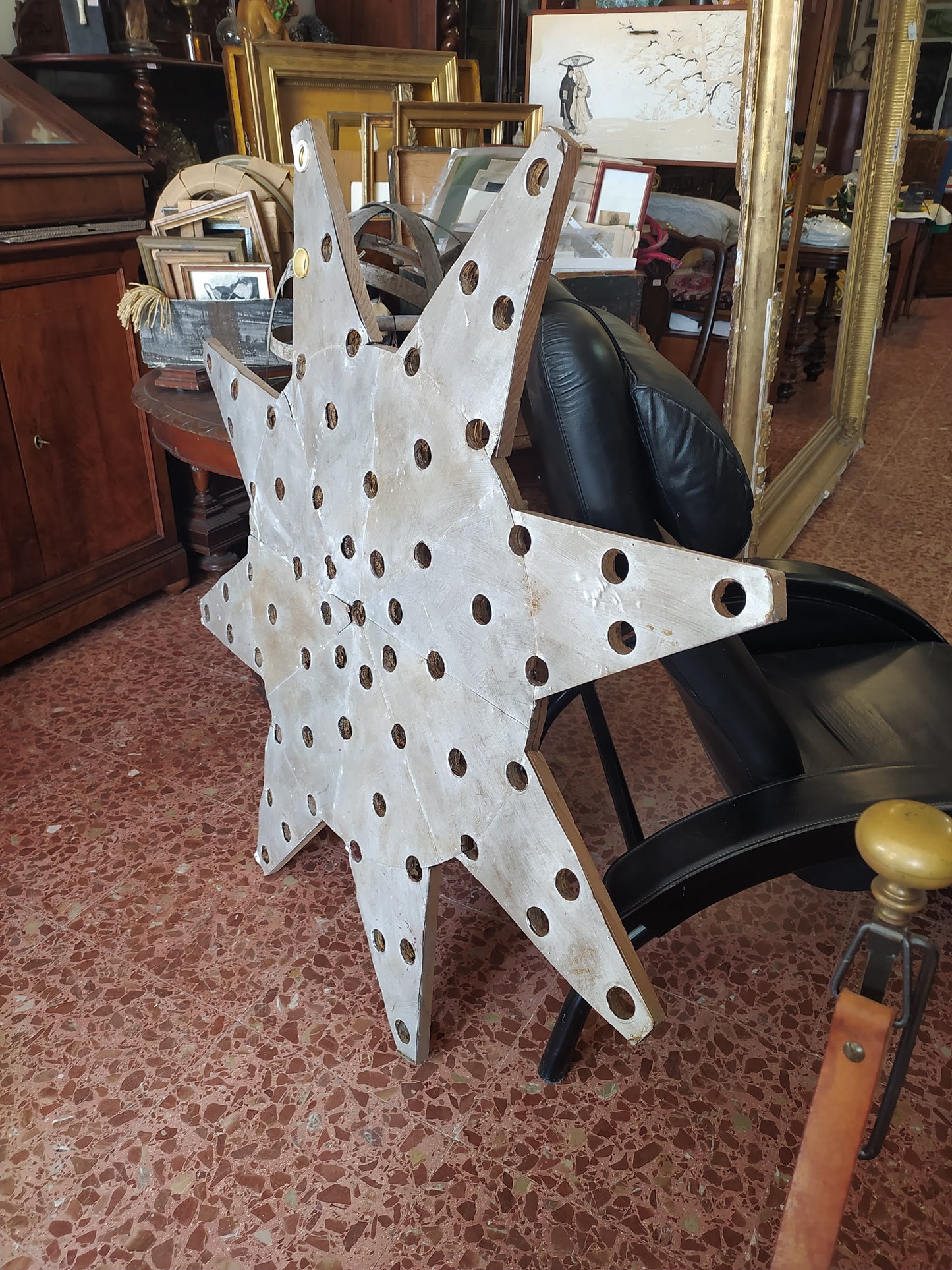 Stella luminosa con otto punte, legno rivestito in lamiera color argento. Italia 1940