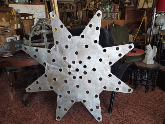 Stella luminosa con otto punte, legno rivestito in lamiera color argento. Italia 1940