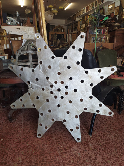 Stella luminosa con otto punte, legno rivestito in lamiera color argento. Italia 1940