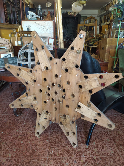 Stella luminosa con otto punte, legno rivestito in lamiera color argento. Italia 1940