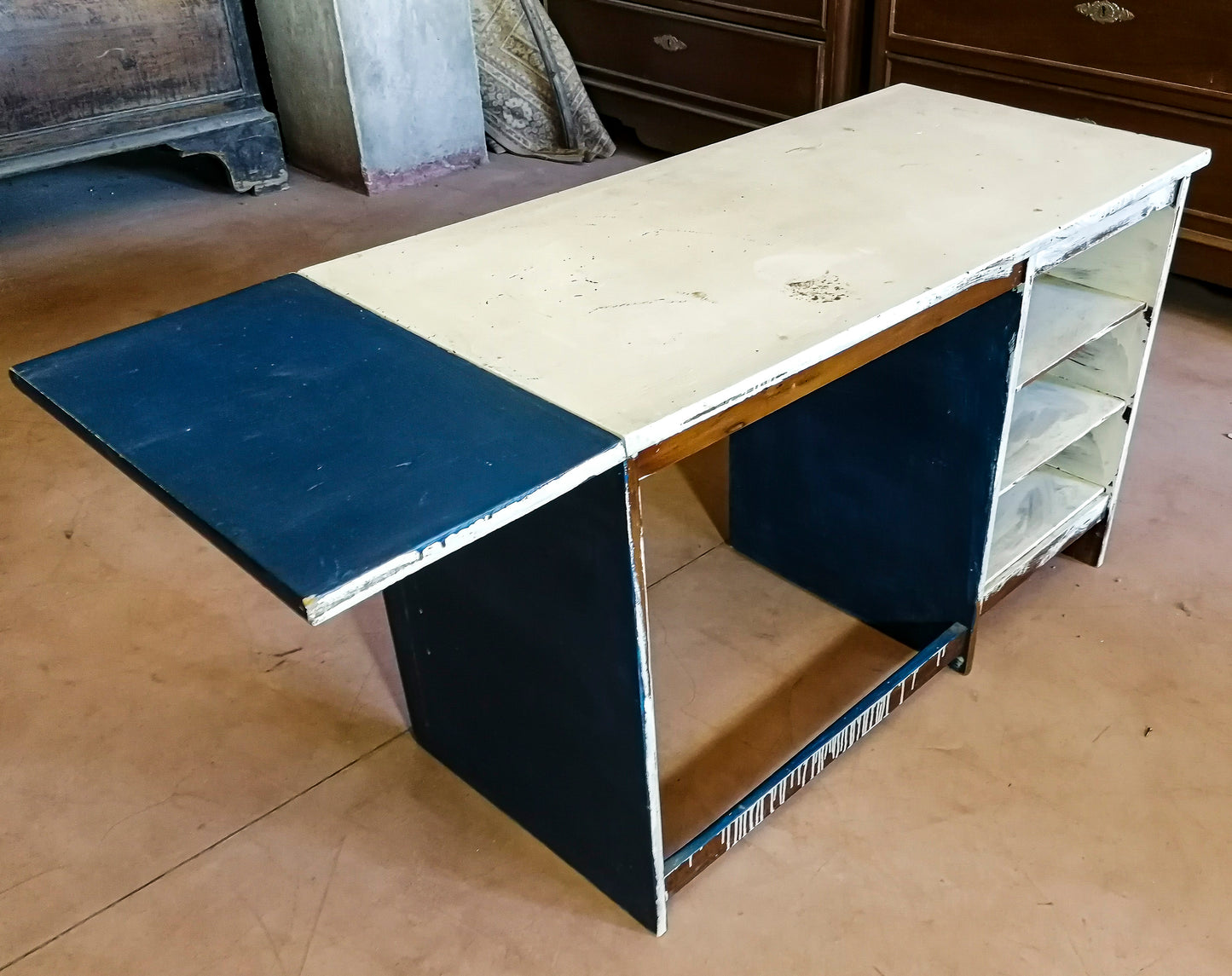 PICCOLA SCRIVANIA IN LEGNO DURO, VERNICIATA, ITALIA EPOCA 1970