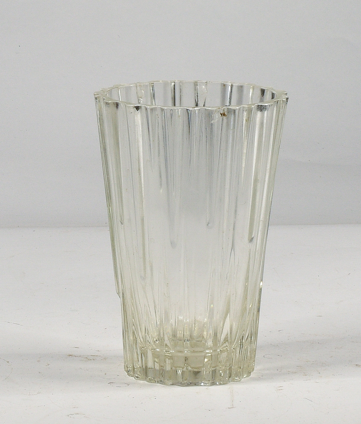 Vaso in vetro lavorato a sbalzi curvilinei Italia 1980