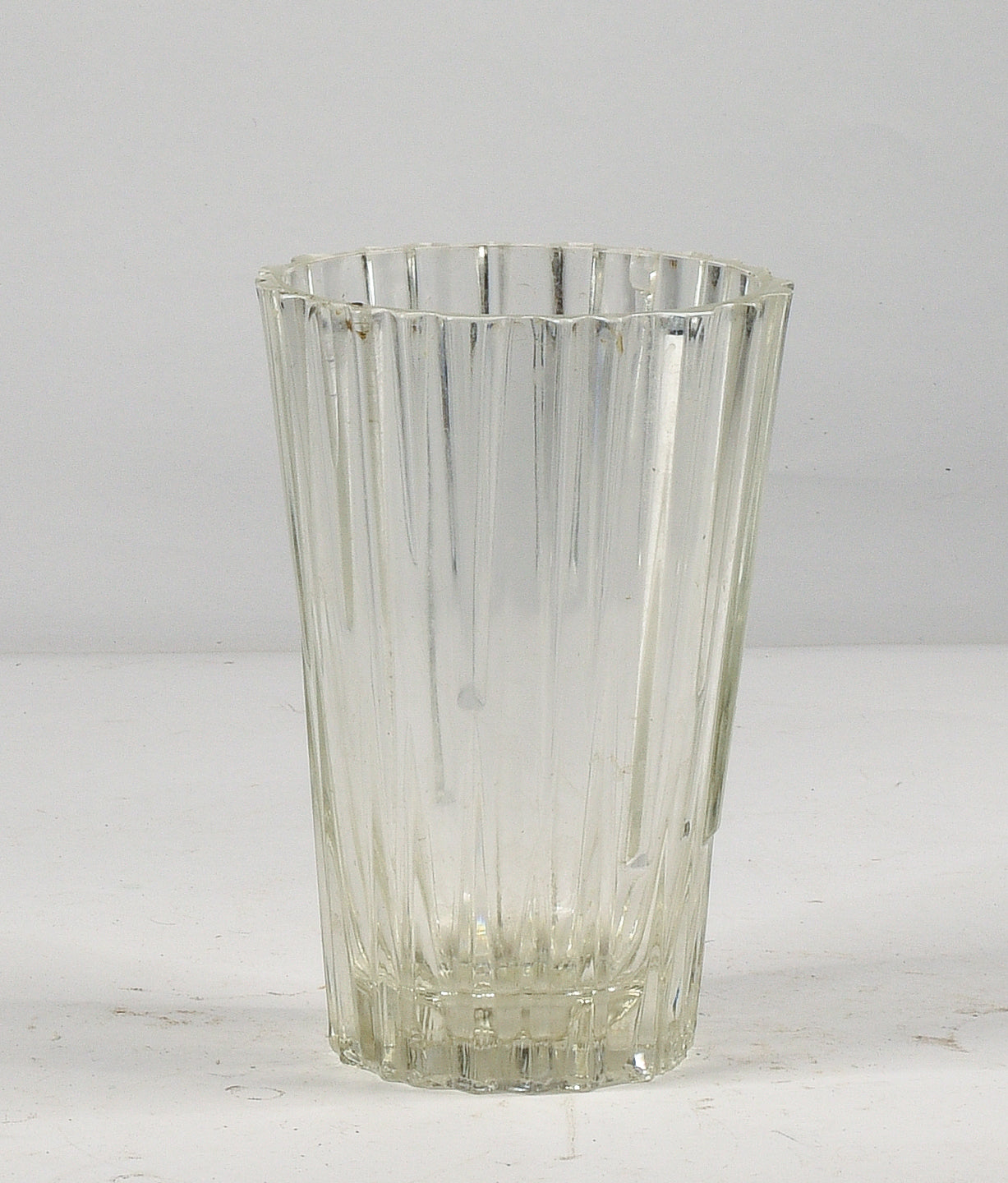 Vaso in vetro lavorato a sbalzi curvilinei Italia 1980