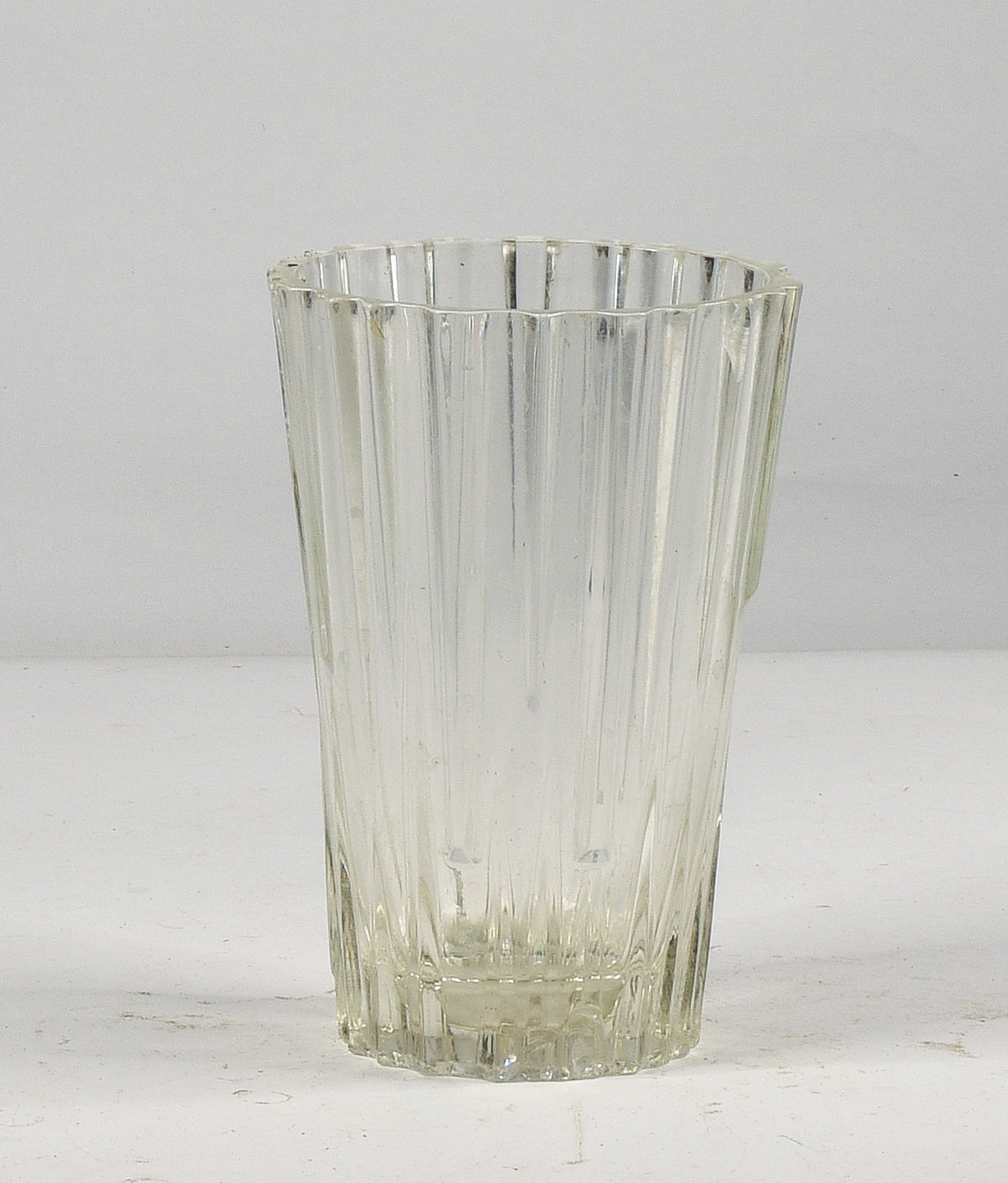 Vaso in vetro lavorato a sbalzi curvilinei Italia 1980