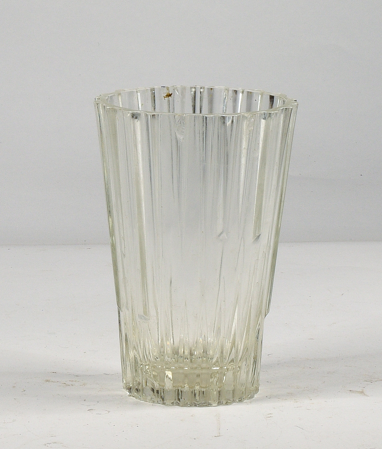 Vaso in vetro lavorato a sbalzi curvilinei Italia 1980