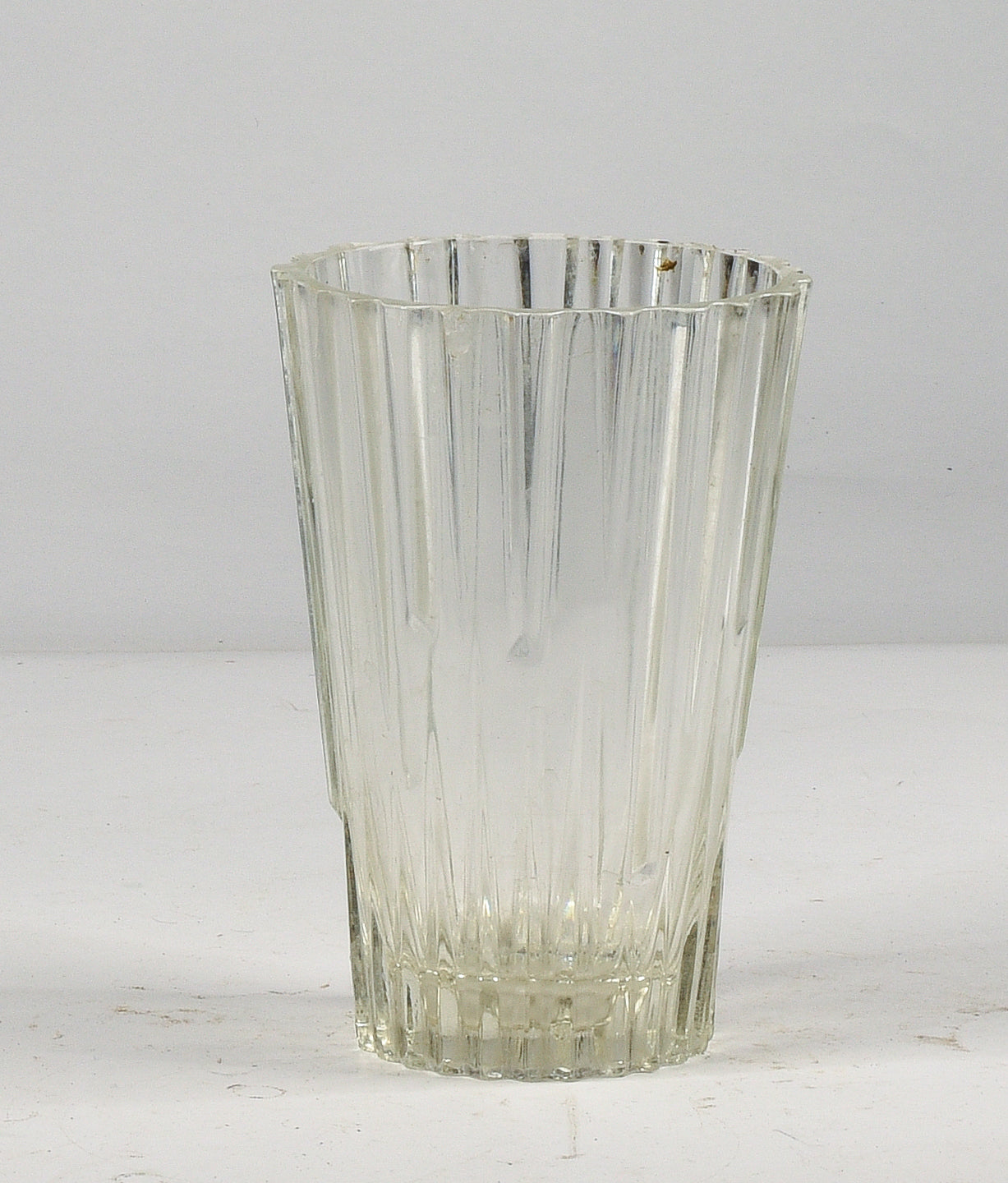 Vaso in vetro lavorato a sbalzi curvilinei Italia 1980